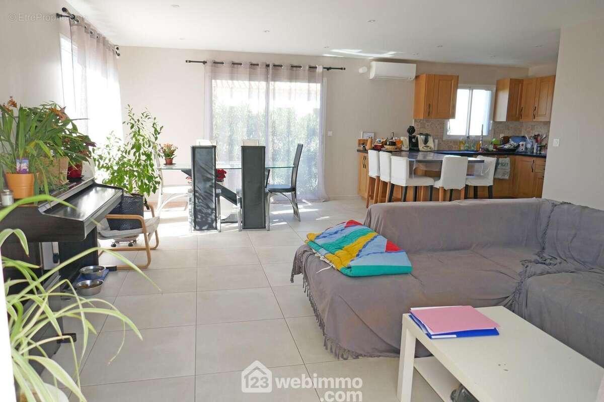 La pièce de vie de près de 44m²... - Maison à ARLES