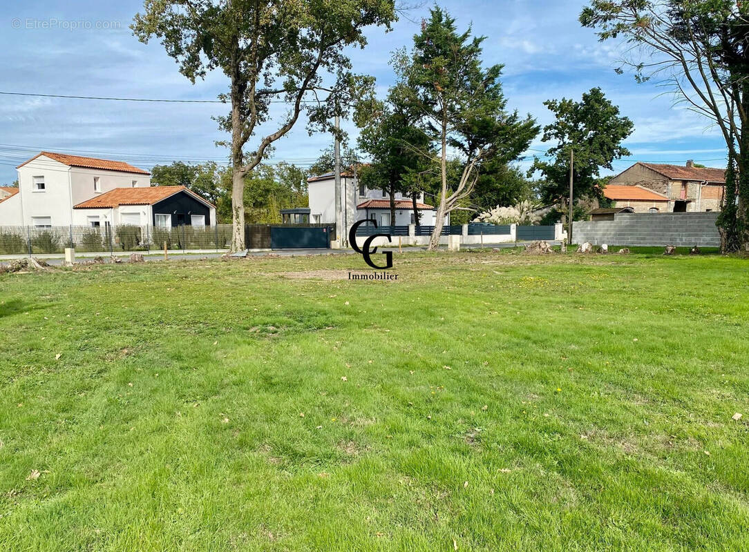 Terrain à LA CHEVROLIERE