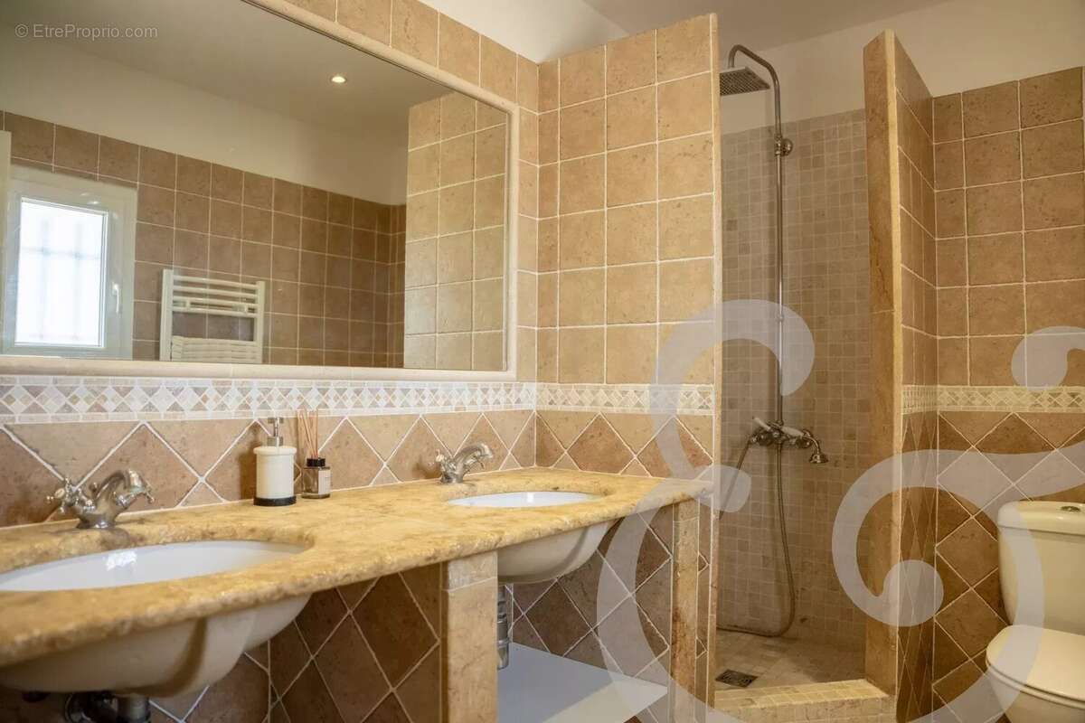 Maison à FONTVIEILLE