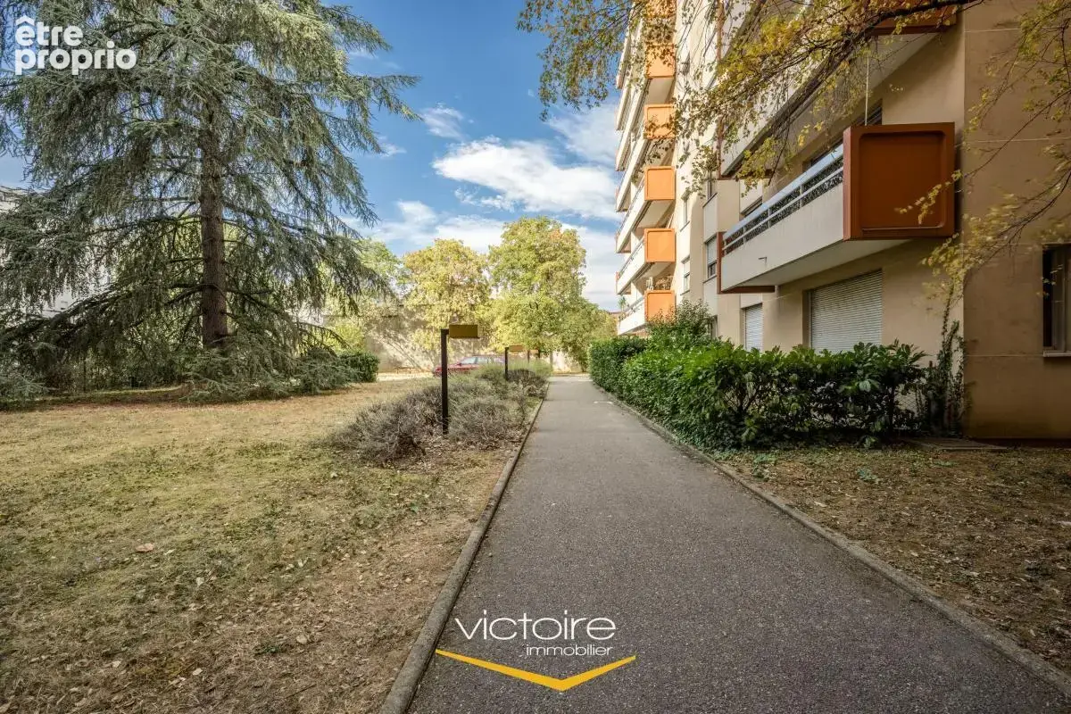 VILLEURBANNE / LIMITE MONTCHAT – Place Ronde – Spacieux T3 de 85 m2 traversant avec balcon - photo 10
