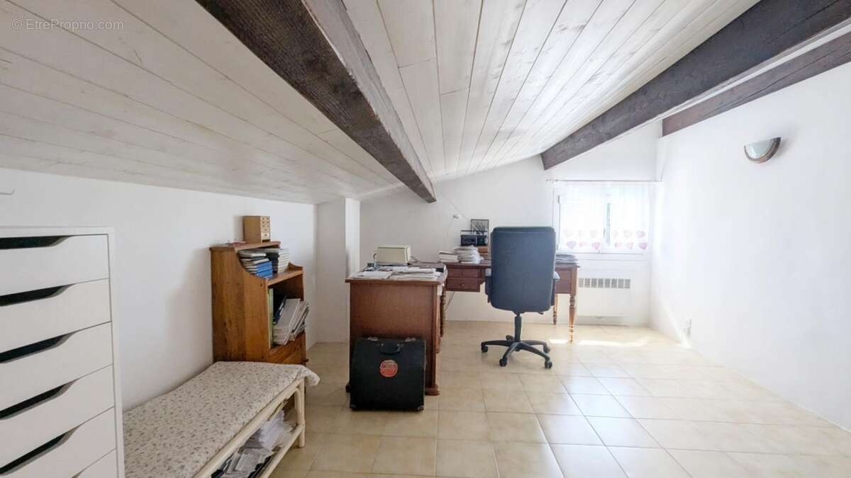 EYGUIÈRES (13)  Belle maison familiale de 165 m² avec piscine, 5 chambres, proche du centre village - photo 16