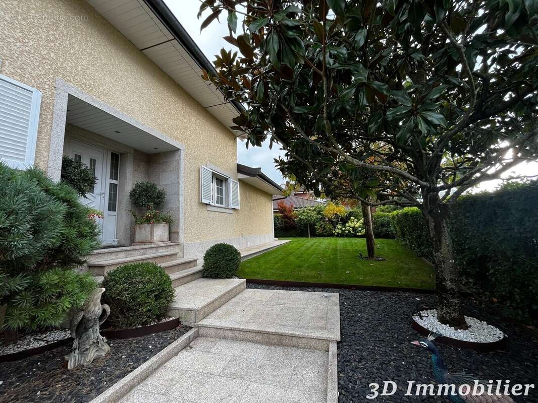 Maison 255 m² à Douvaine  - photo 2