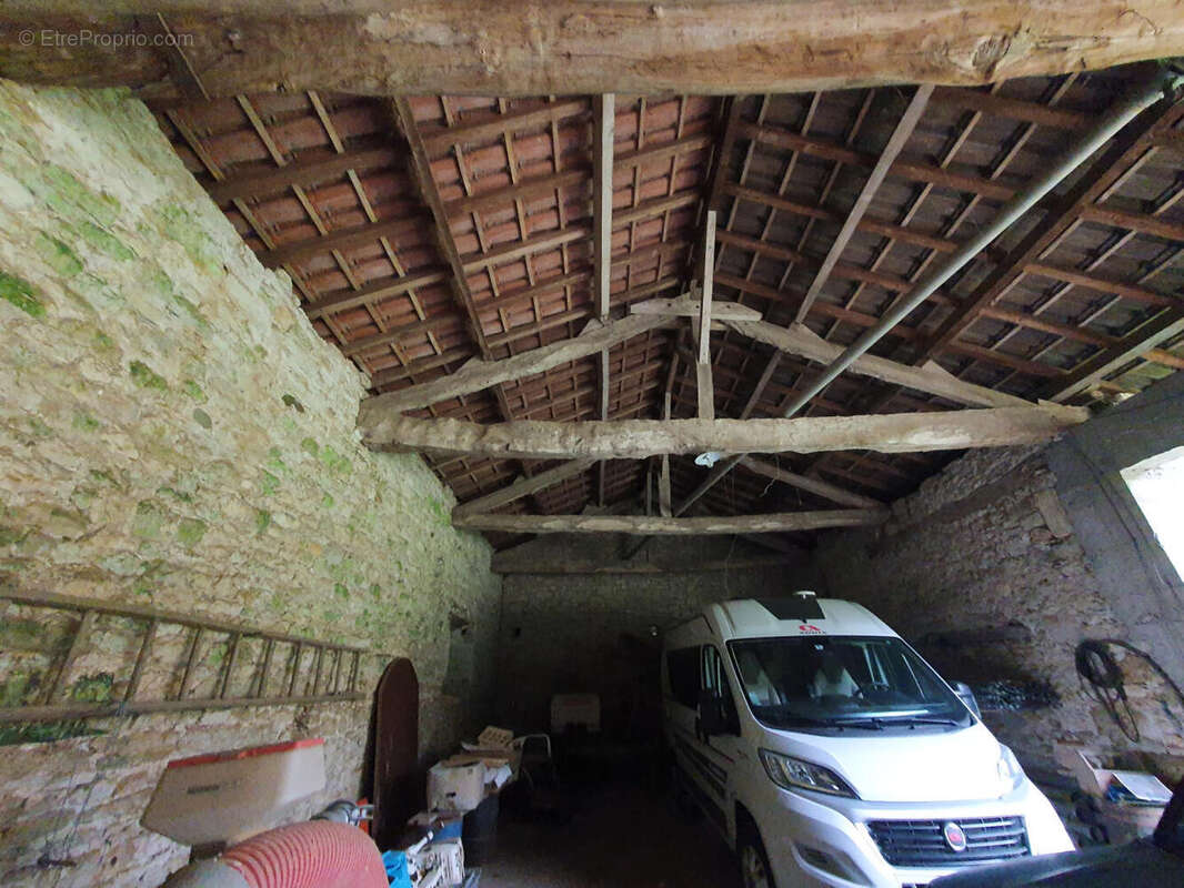 hangar droit - Maison à PUY-L&#039;EVEQUE