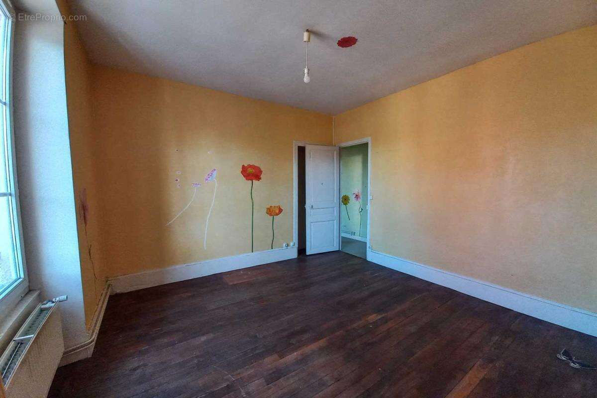 Appartement à VARENNES-VAUZELLES