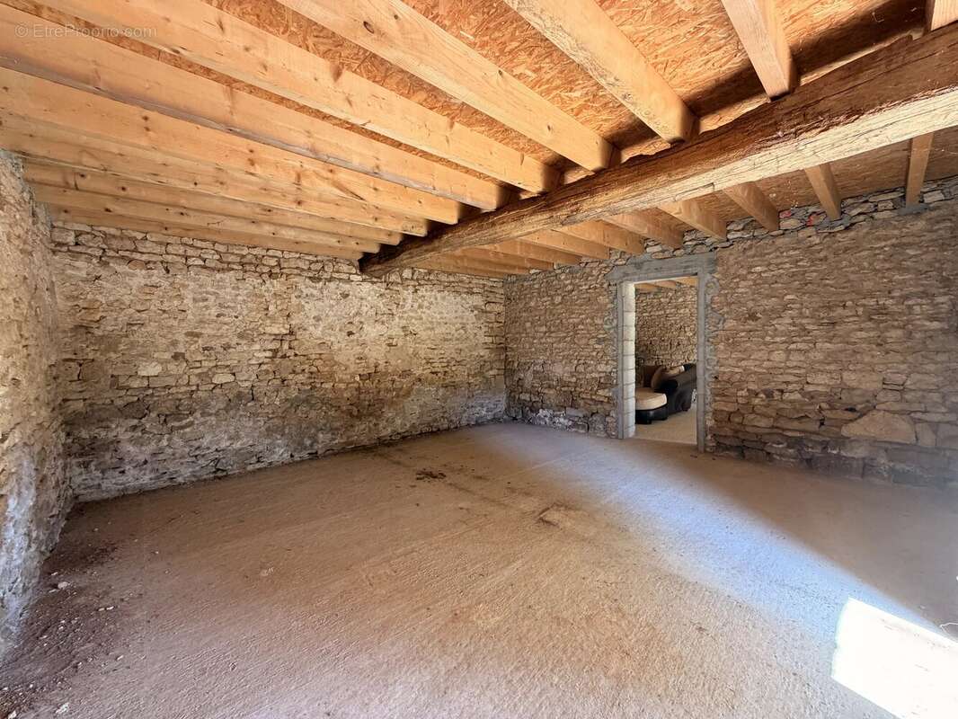 Charmante propriété de caractère avec plus de 2 hectares, grange, cave voûtée et dépendance aménageable à proximité de Ruffec - photo 20