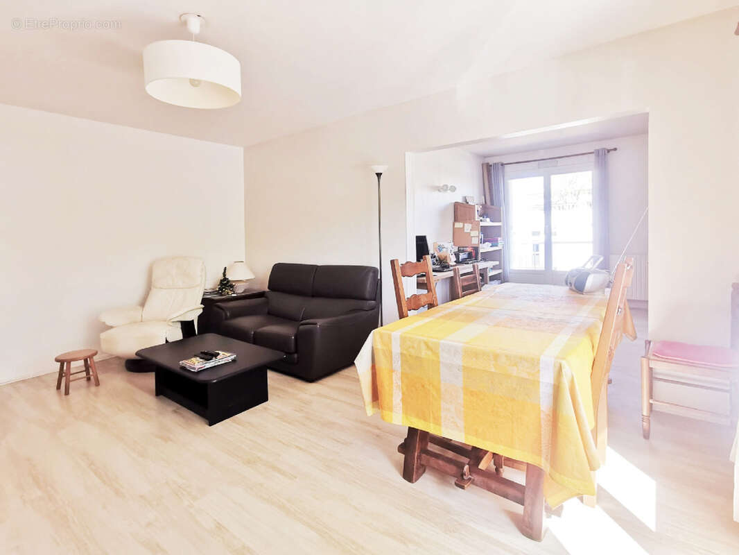 Appartement à MAGNY-LES-HAMEAUX