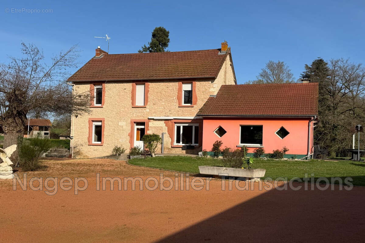 Maison à CREUZIER-LE-NEUF