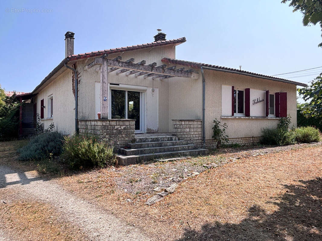 Spacieuse maison de trois chambres avec chalet et grand jardin arboré - photo 2