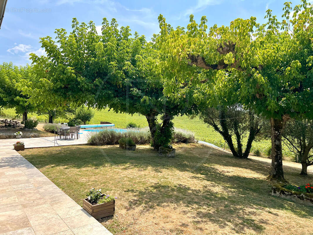 Propriété en pierre offrant une vue imprenable - photo 16