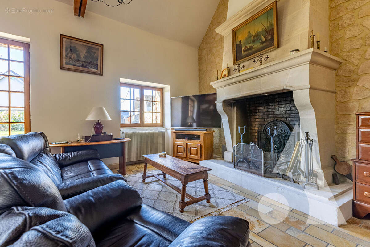 Maison à PEROY-LES-GOMBRIES