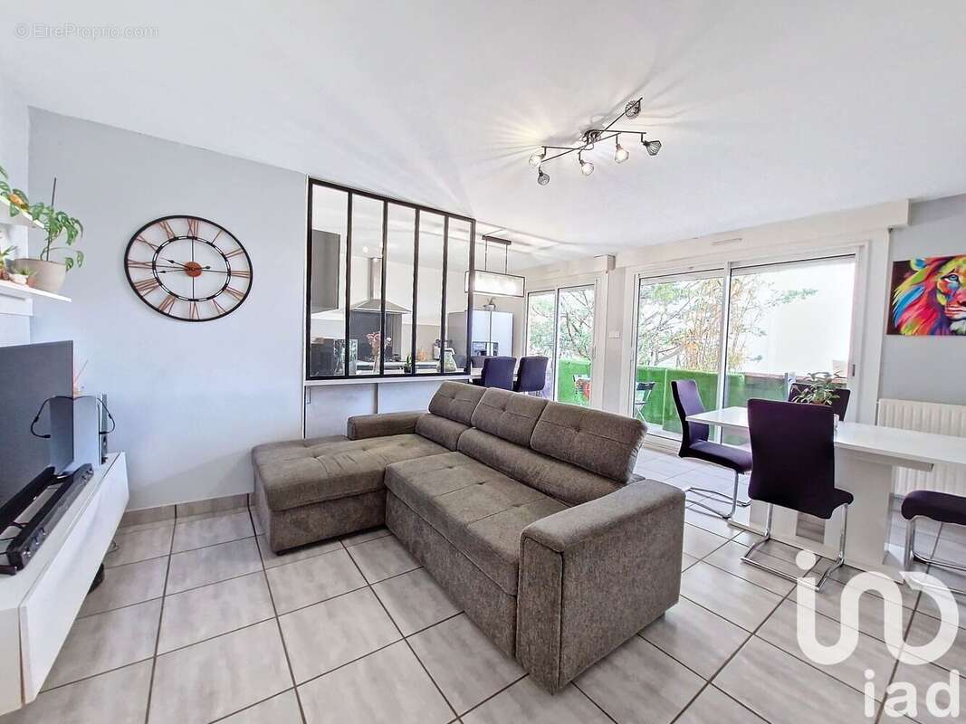 Photo 2 - Appartement à DECINES-CHARPIEU