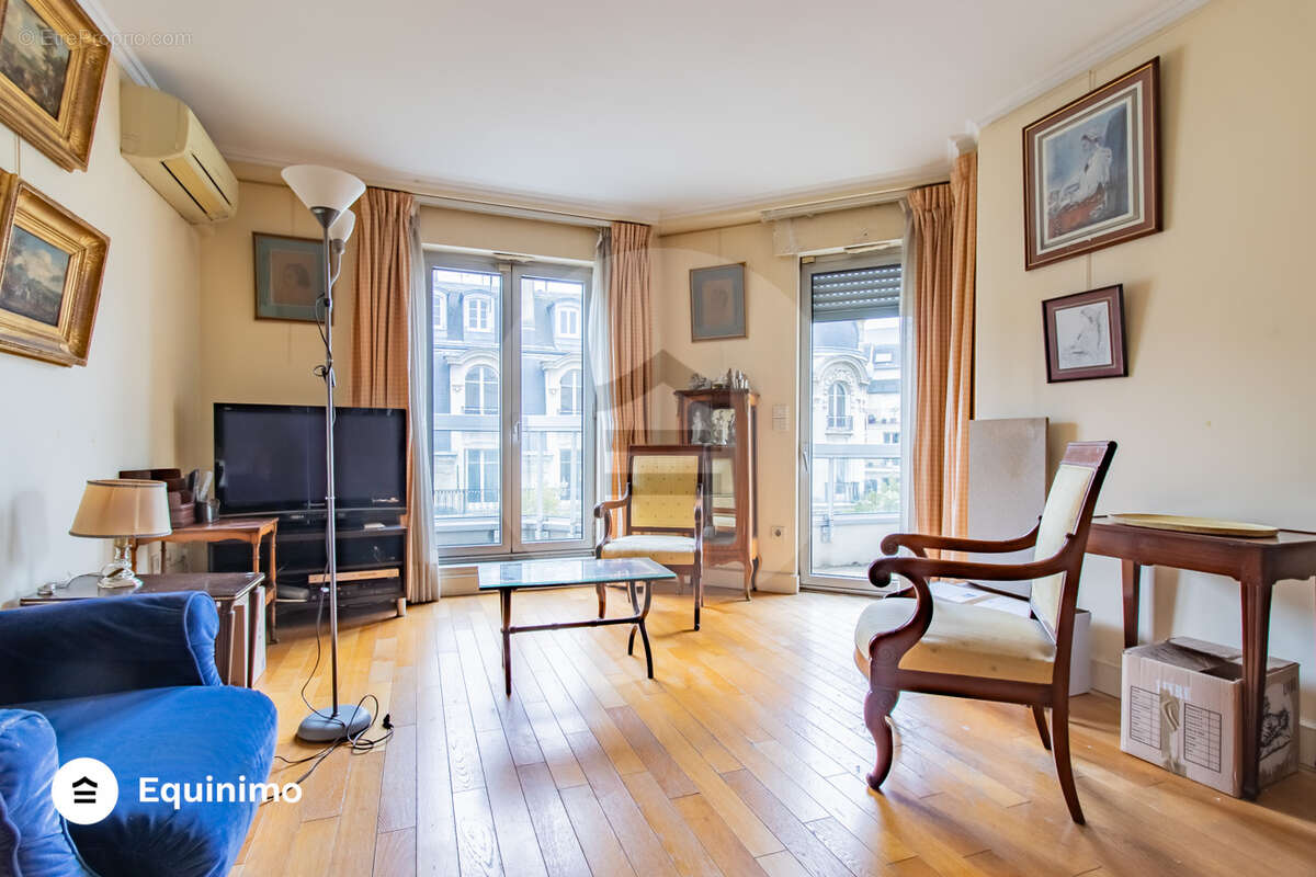 Appartement à PARIS-16E