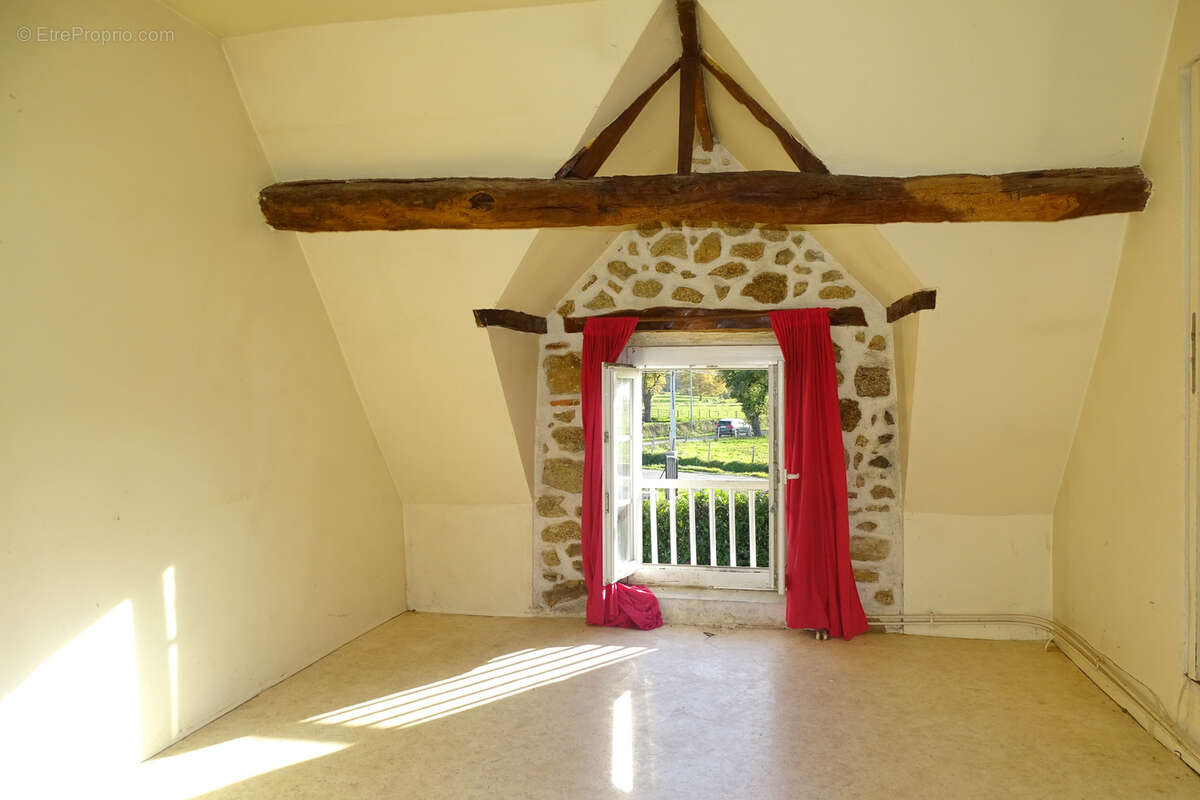 Maison à MONTSURS
