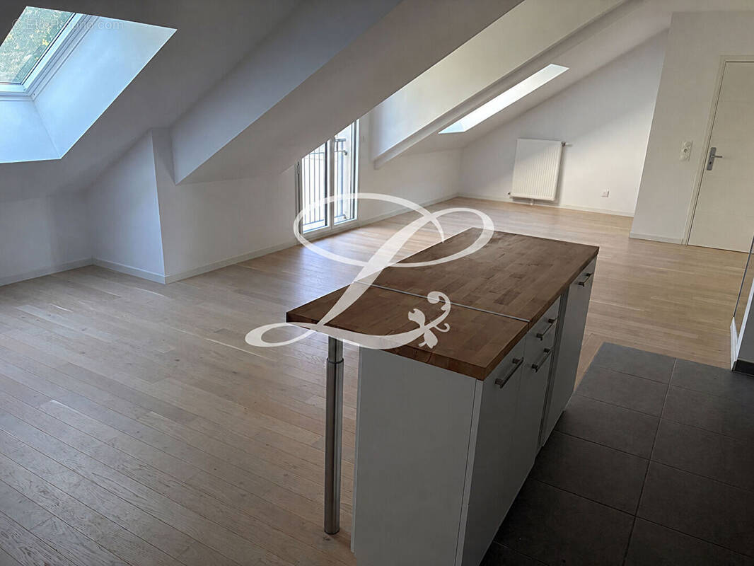 Appartement à LE MESNIL-LE-ROI