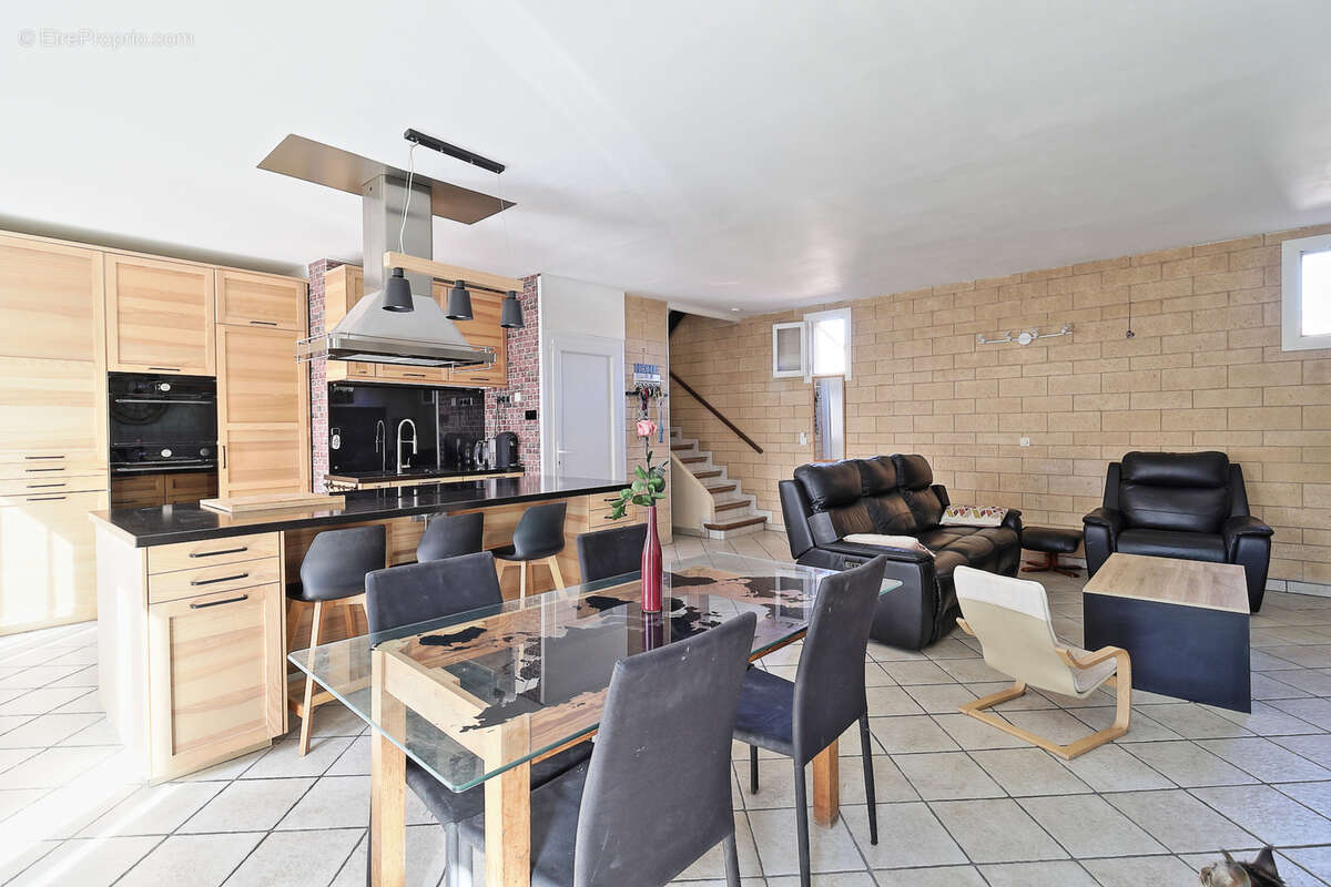 Maison de village avec grand garage - photo 2