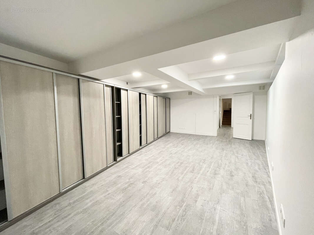 Commerce à PARIS-16E