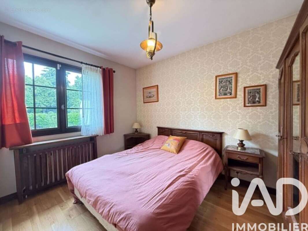 Maison 136 m² à Saint-Jean-De-La-Ruelle  - photo 6