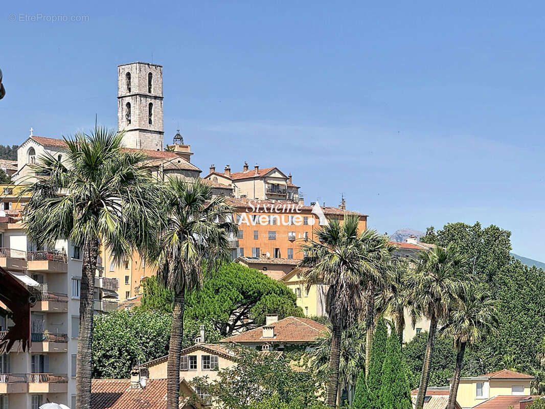 A vendre à Grasse spacieux 4 pièces de 81 m2 avec deux balcons, cave, vue dégagée. - photo 2