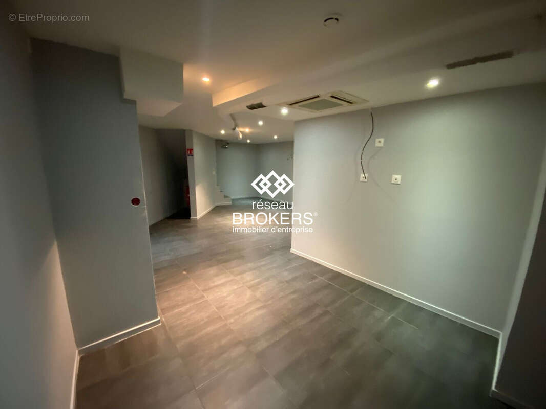 Sous-sol - Commerce à SAINT-MAUR-DES-FOSSES