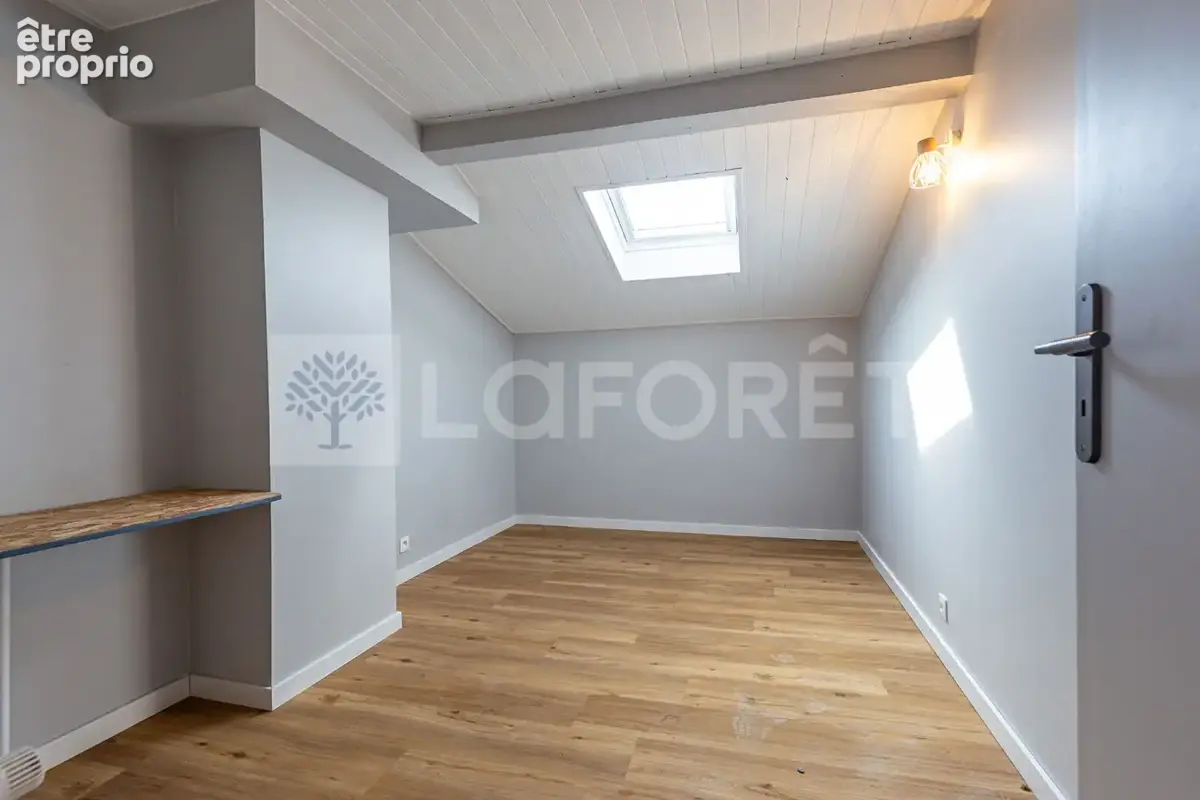 Agence immobiliere laforet - annecy-le-vieux - appartement 115,40m² dans maison - dernier etage - 3 chambres + 1 bureau - sejour - photo 10
