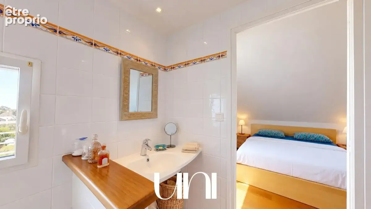 Maison 8 pièces de 170 m2- DONVILLE LES BAINS - photo 10