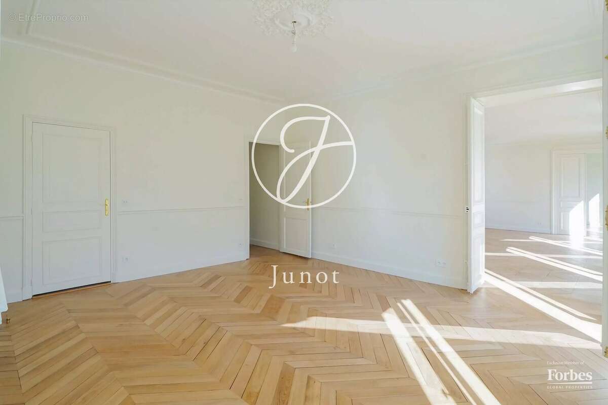 Appartement à PARIS-8E