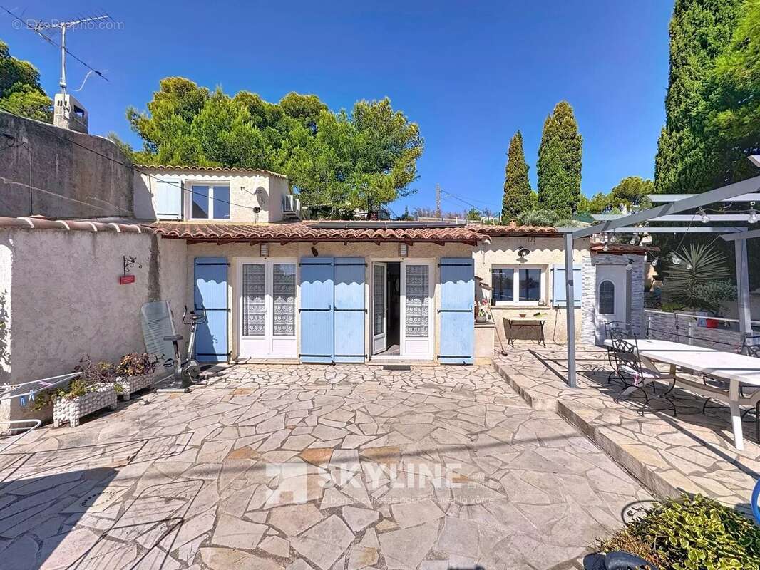 Maison à SAINT-MITRE-LES-REMPARTS