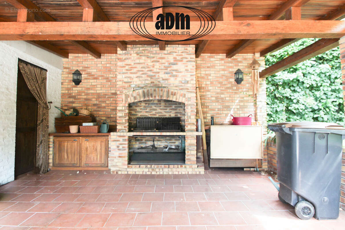 Maison familiale avec terrasse couverte et cheminée - photo 14