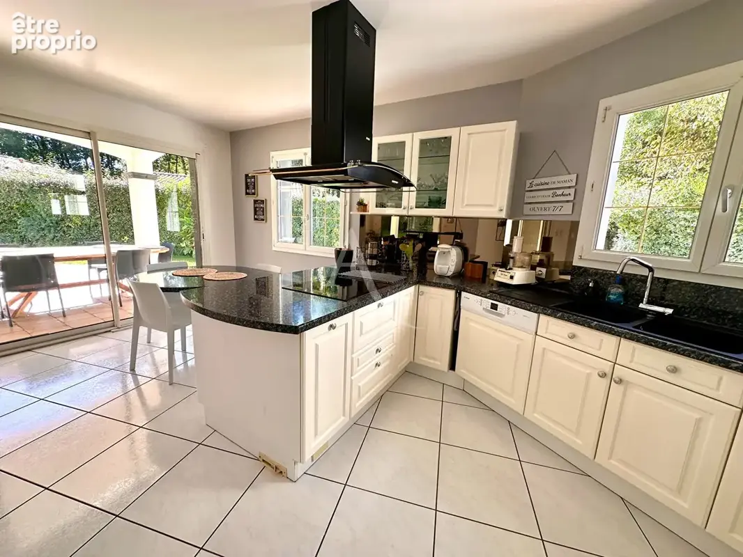 SAINTES - Belle propriété familiale de 186m² sur 2800m² de terrain arboré - photo 6
