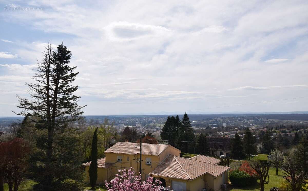 Maison à CREUZIER-LE-VIEUX