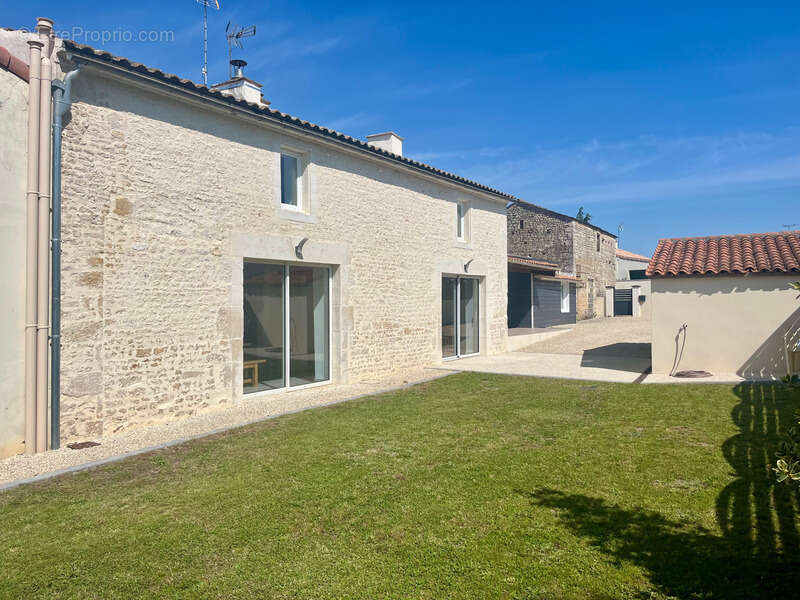 Maison à SAINTE-GEMME-LA-PLAINE