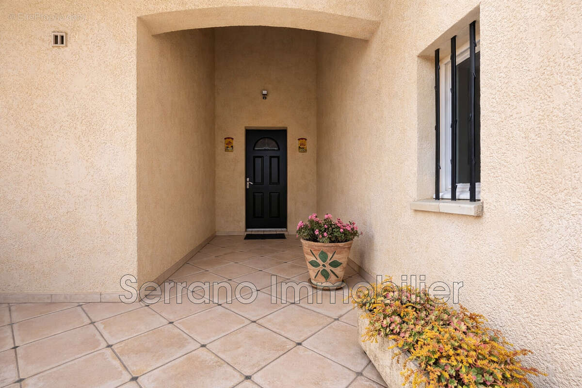 Maison 146 m² à Beaucaire  - photo 2