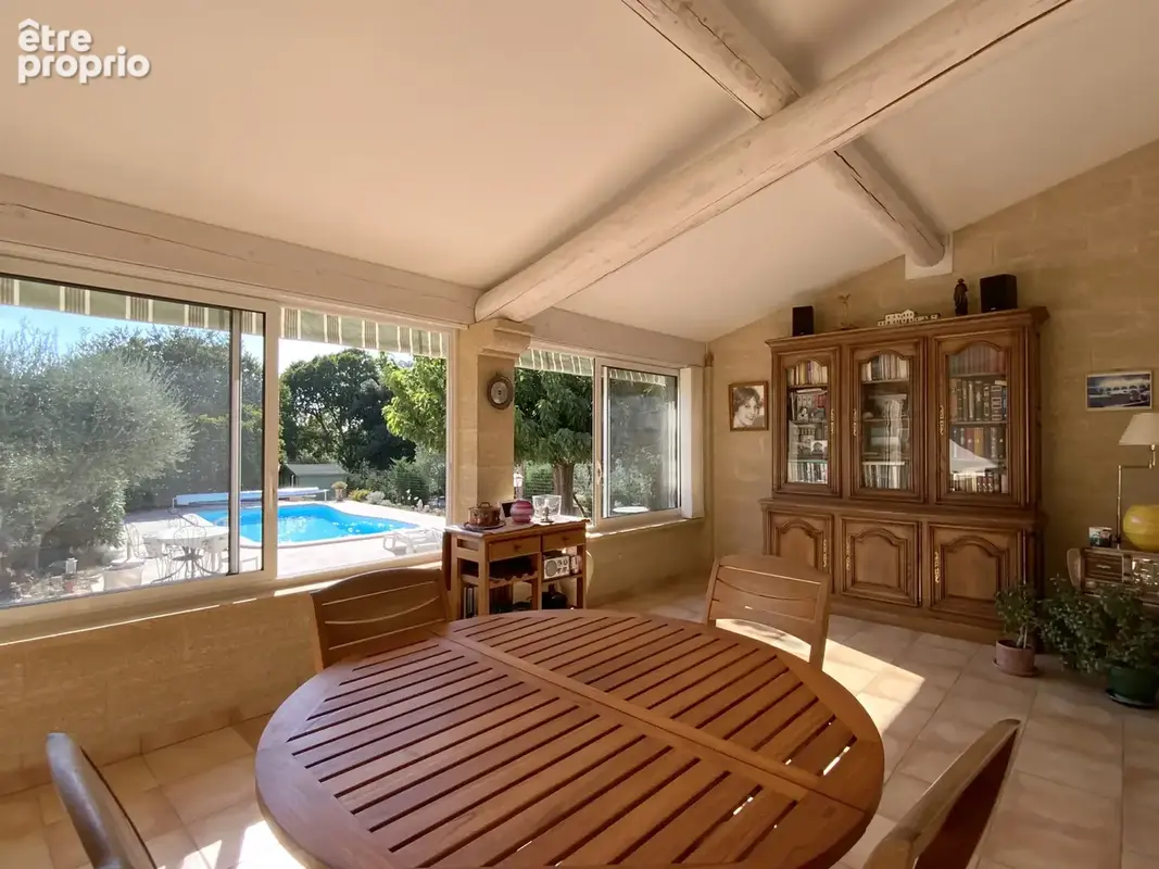Uzès, Villa de plain pied sur terrain arboré avec piscine. - photo 2