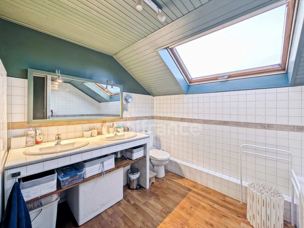 A vendre à 5 mn de Chalon-Sur-Saône (71) cette villa authentique de 189 m² 7 pièces 5 chambres 1 bureau et terrain de 2310 m² - photo 16