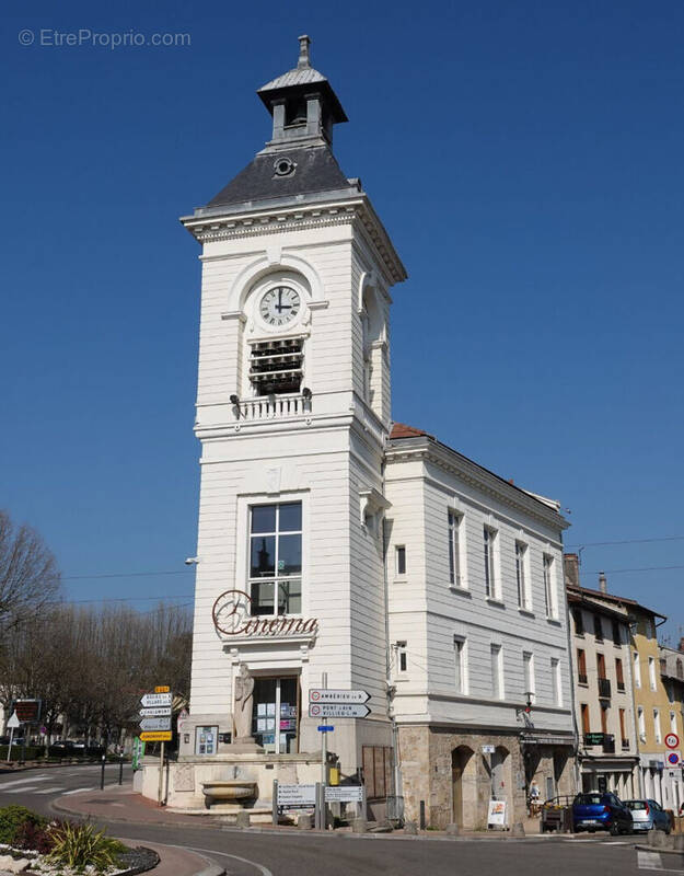 Parking à MEXIMIEUX