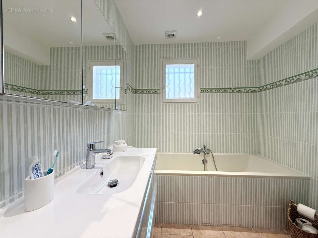 Maison à BAGNOLS-EN-FORET