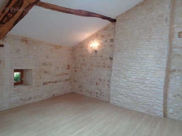 Grande maison de village de caractère avec 3 chambres et dépendances - photo 8