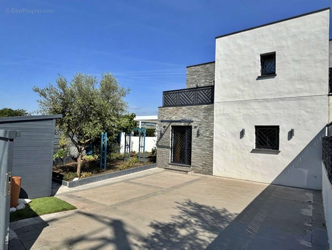 Maison à ROQUEBRUNE-SUR-ARGENS