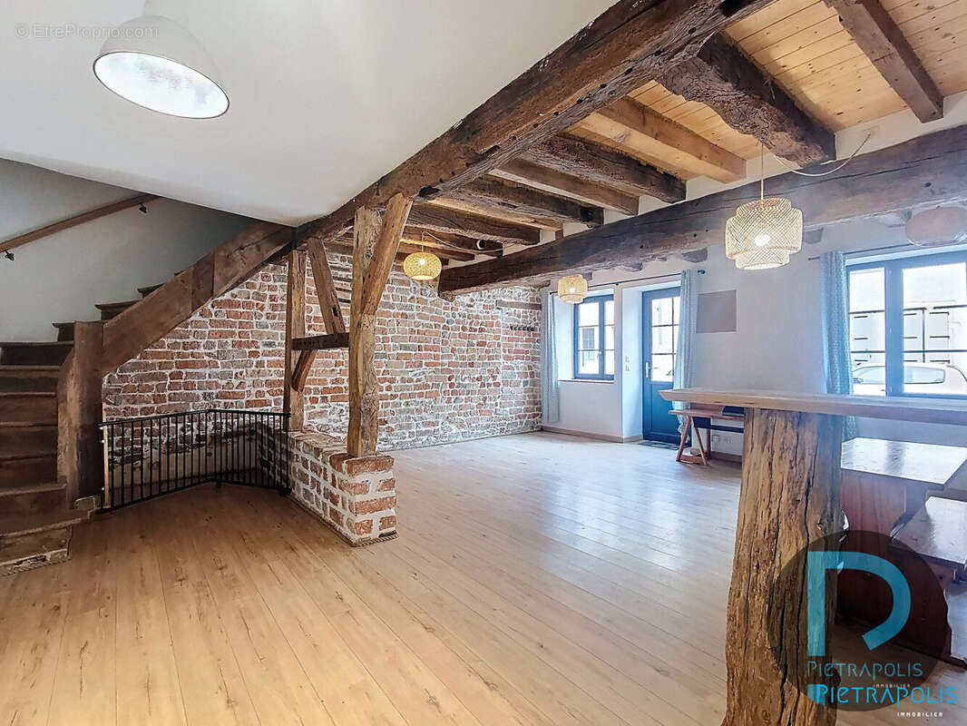PIECE A VIVRE cachet des poutres et de la pierre - Maison à PONT-DE-VEYLE