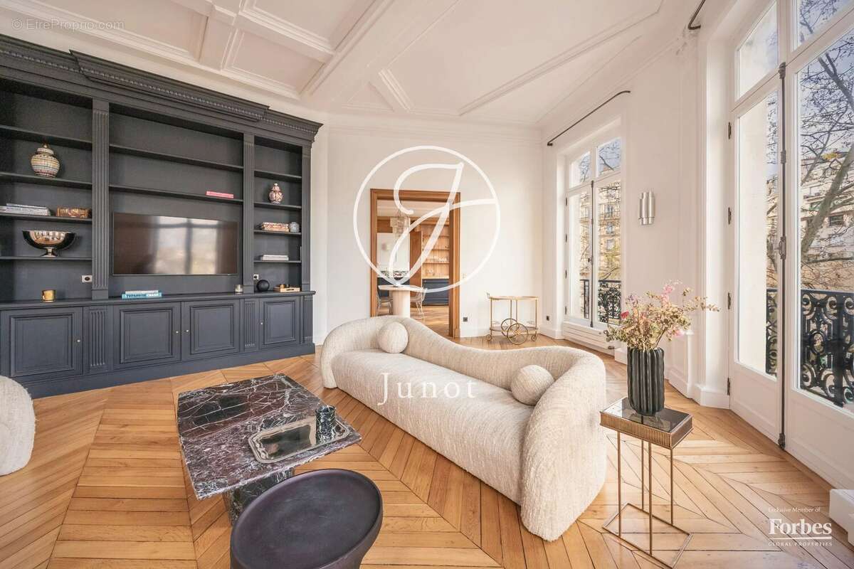 Appartement à PARIS-8E