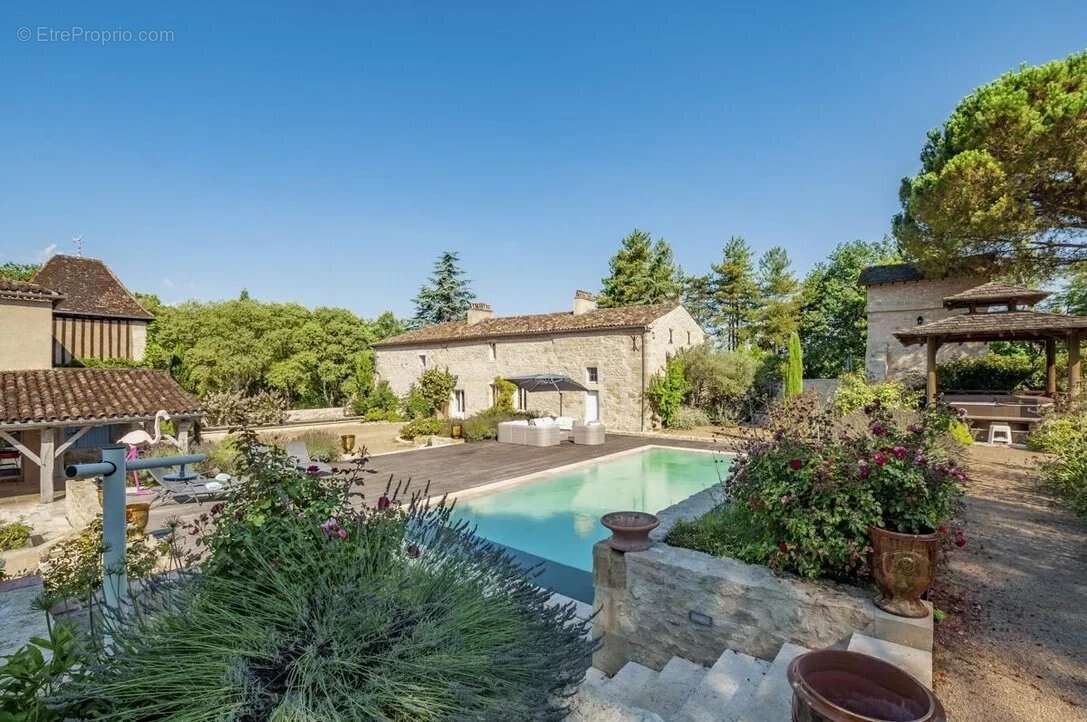 Château Médiéval de Prestige Rénové avec Élégance – Un Bijou Historique au Cœur de la Nature - photo 14