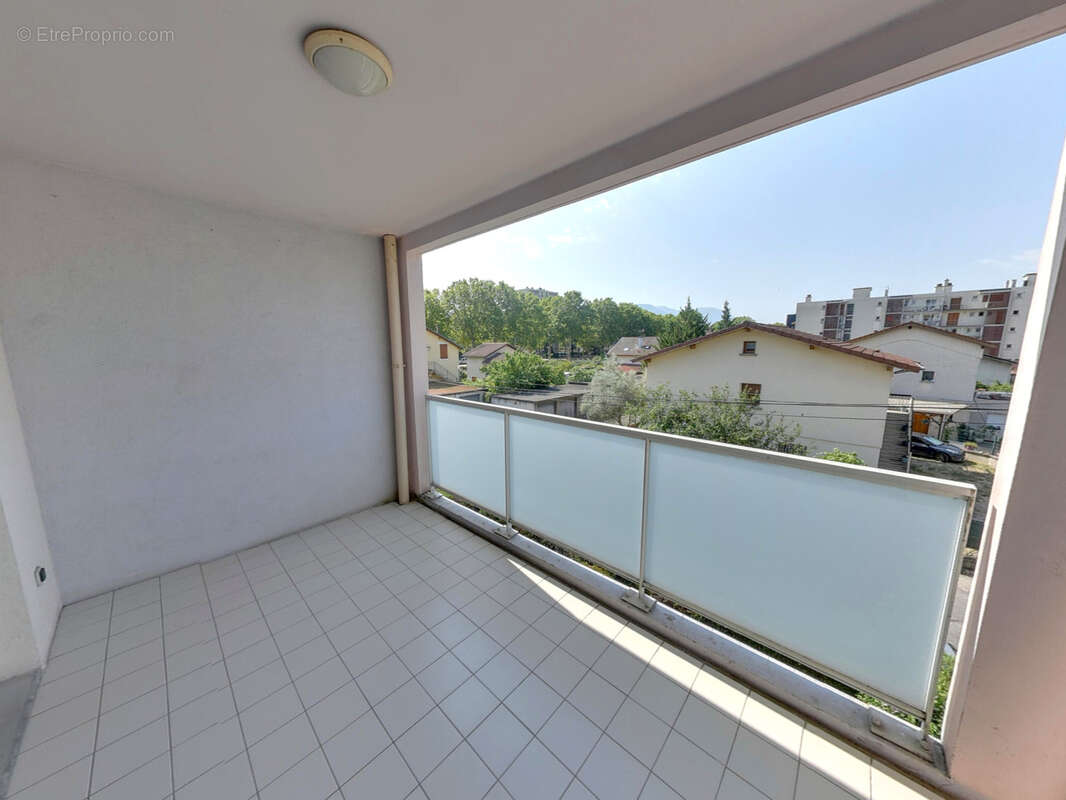 Echirolles beau 3 pièces + cuisine de 65.88m2 avec terrasse couverte au calme sans vis-a-vis - photo 2