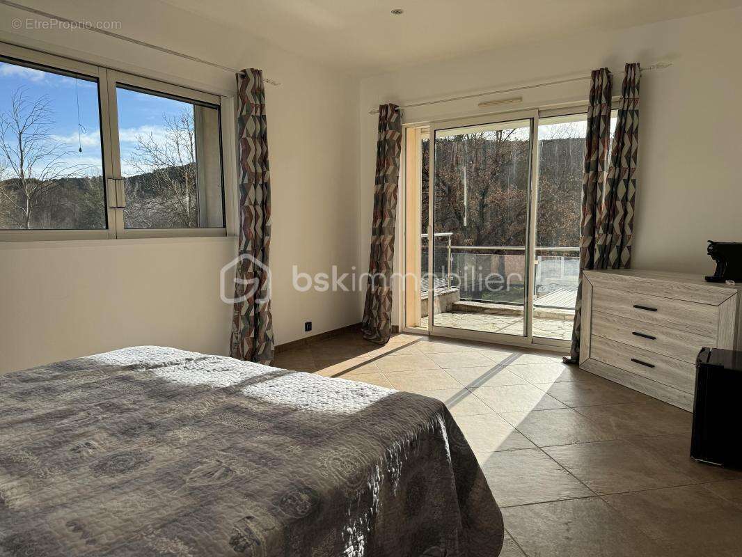 À chateauvert (83670) propriété d’exception de 570 m² avec deux appartements indépendants, piscine, grand terrain et accès à la  - photo 14
