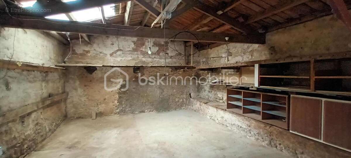 Maison de plain pied de 70m2,grenier amenageable de 70m2, dependances, garage + cour fermee - photo 15