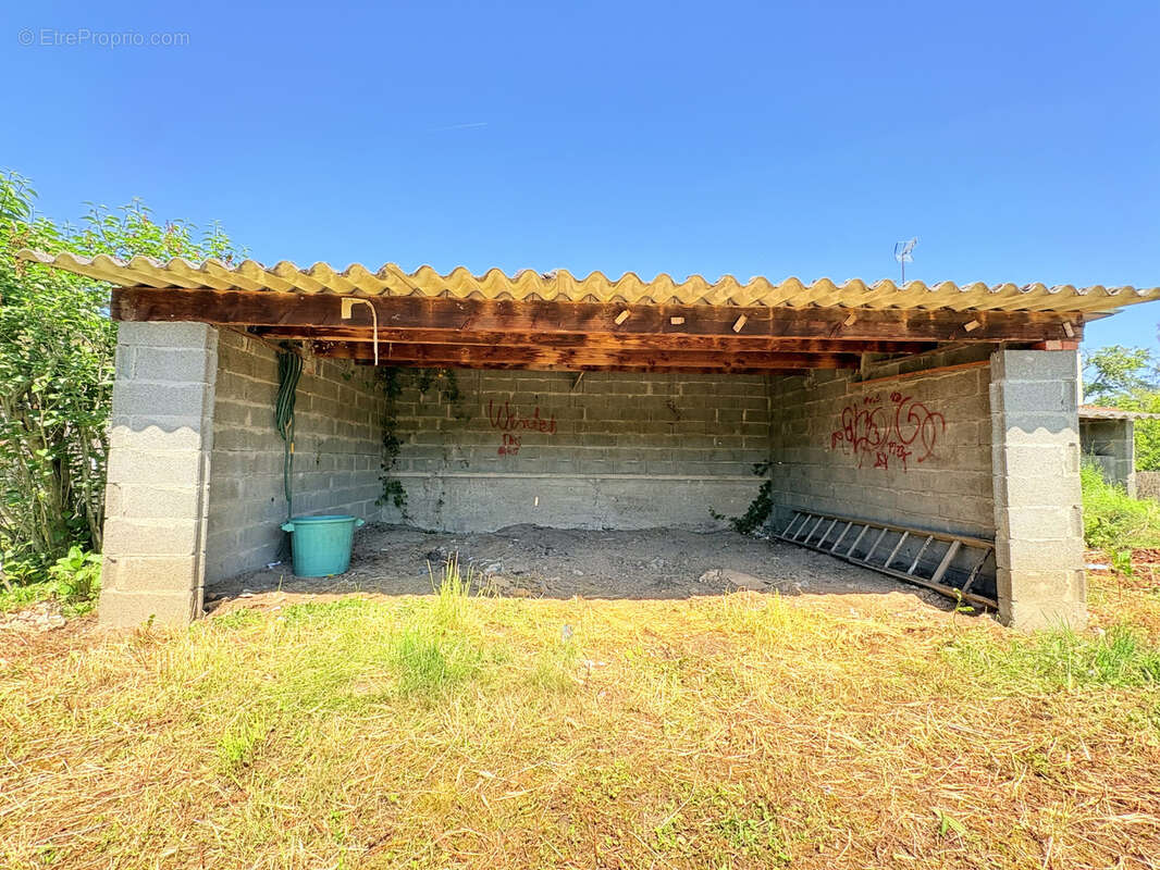Maison de caractère à réinventer avec terrain et garage,  proche de toutes commodités - photo 8