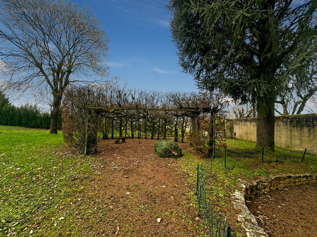 Maison à ROULLET-SAINT-ESTEPHE