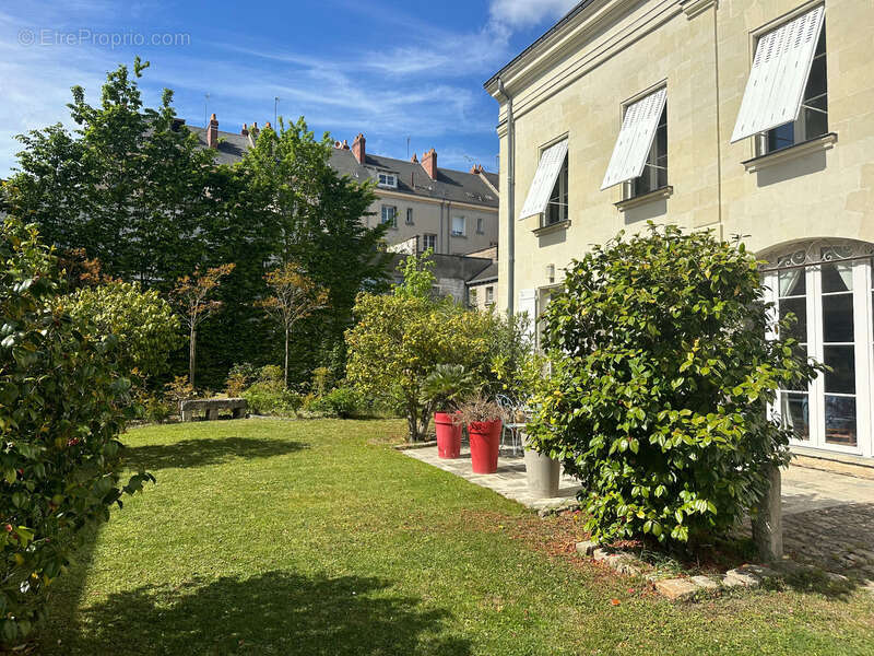 Exceptionnel au coeur de Saumur et des bords de loire une demeure de 375 m² - dépendances - Garages - jardin -1439m² - photo 12