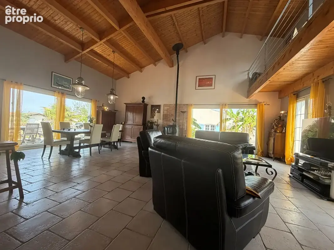Exclusivité A 15min de Rochefort ou de Marennes : Saint Jean d'Angle, Maison 6 chambres, garage, piscine et jardin - photo 6