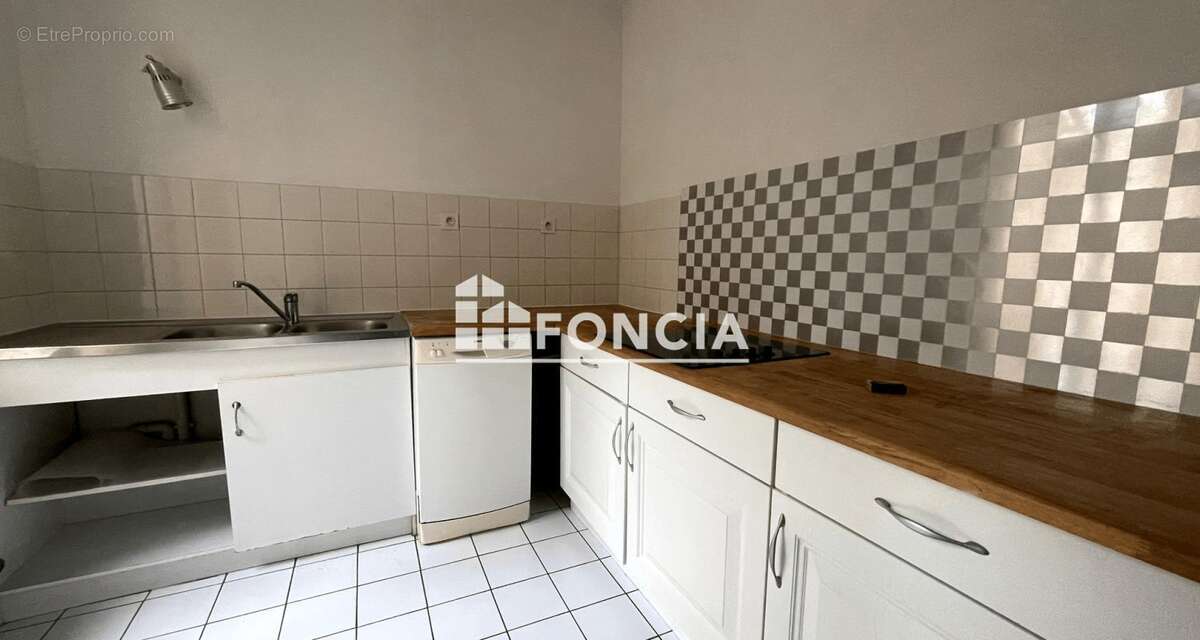 Nantes Centre – Saint-Félix  Grand T3 en rez-de-chaussée avec terrasse, parking et cave - photo 7