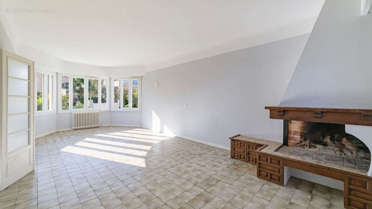 Villa 5 pièce(s) 141.67 m2 secteur Bouches du Loup à Villeneuve Loubet - photo 4